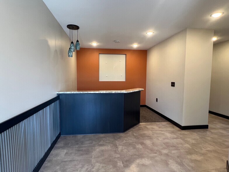 More Photos Of 20021 Edison Cir, Clearwater Warehouse For Lease