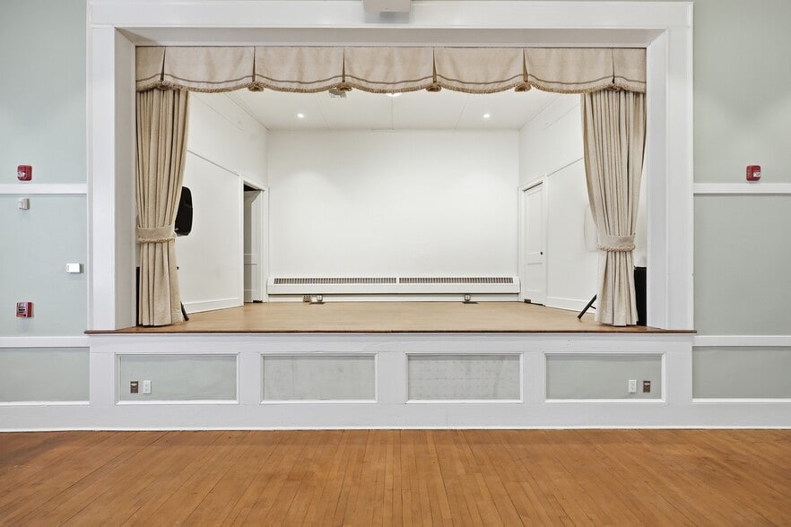 More Photos Of 43 Naubuc Ave, Glastonbury Flex For Sale