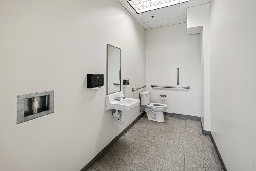 More Photos Of 10210 Berkeley Place Dr, Charlotte Storefront Retail Office For Lease