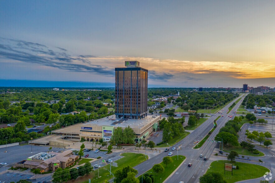 More Photos Of 1900 NW Expressway, Oklahoma City Office For Lease