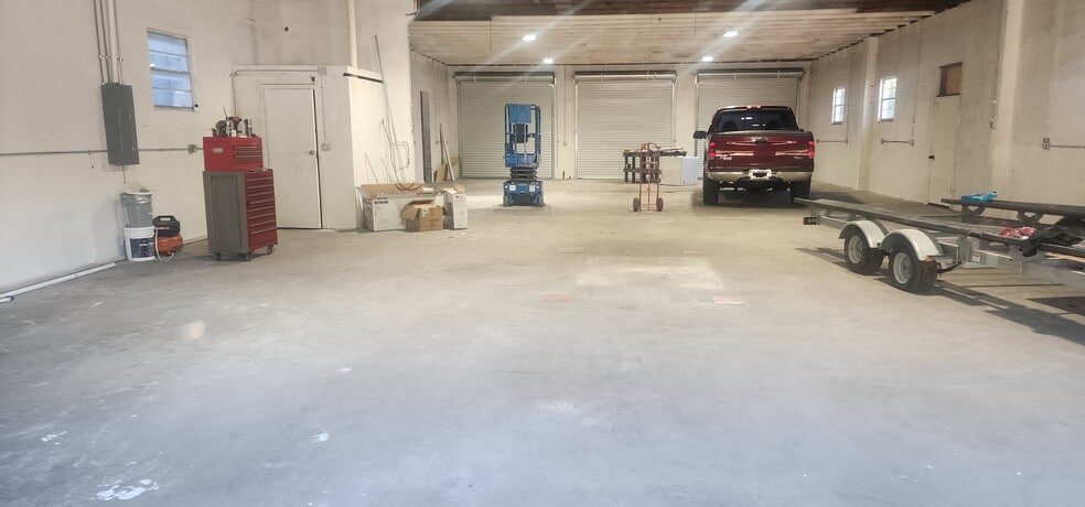 More Photos Of 284 S Center St, Pierson Auto Repair For Lease