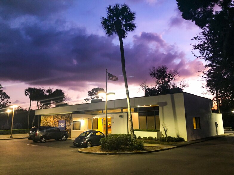 More Photos Of 512 N Ridgewood Ave, Edgewater Bank For Lease