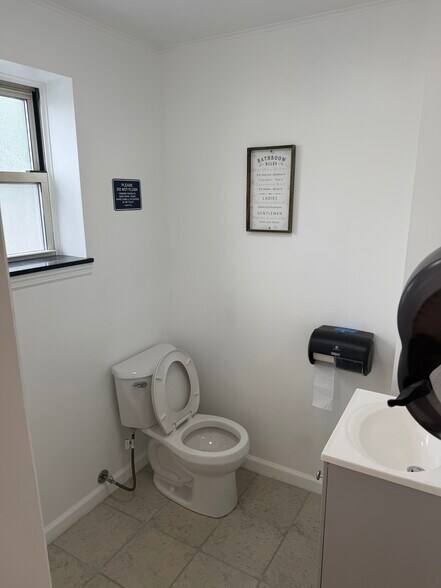 More Photos Of 1332 Lower Broadway, Schenectady Restaurant For Lease