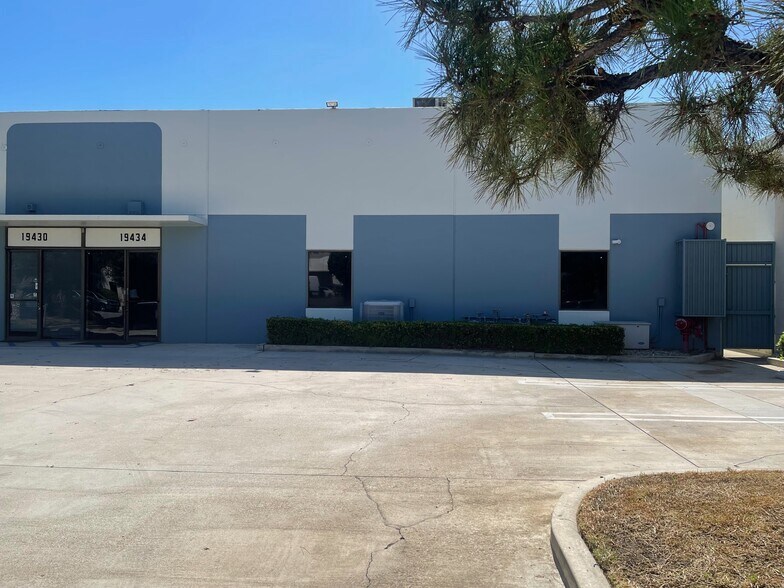 More Photos Of 19428-19434 Business Center Dr, Northridge Warehouse For Lease