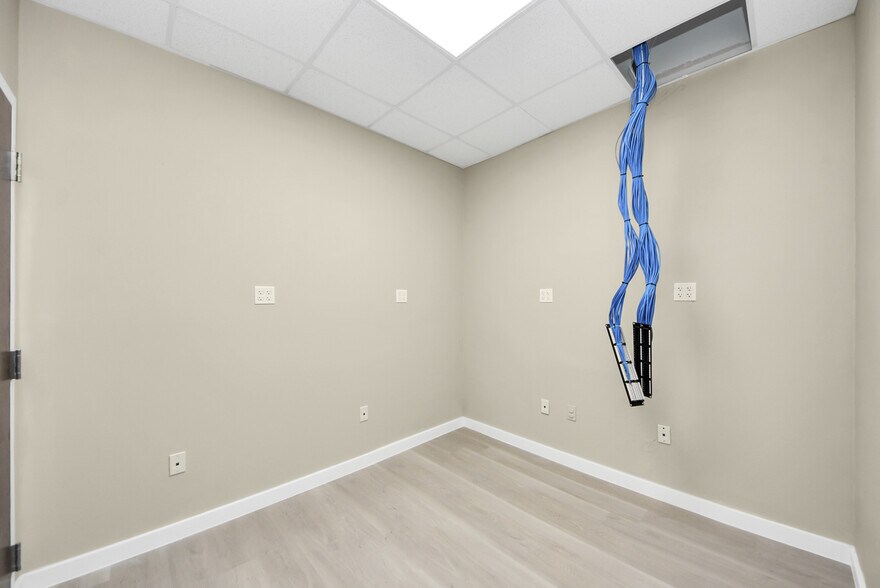 More Photos Of 1563 Live Oak St, Webster Office For Sale