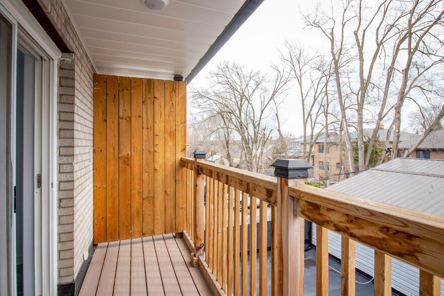 More Photos Of 3263 Lake Shore Blvd W, Toronto Dormitory For Sale