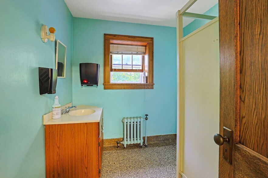 More Photos Of 11 Senter St, Chappaqua Flex For Sale