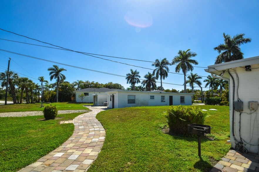 More Photos Of 14621 McGregor Blvd, Fort Myers Apartments For Sale