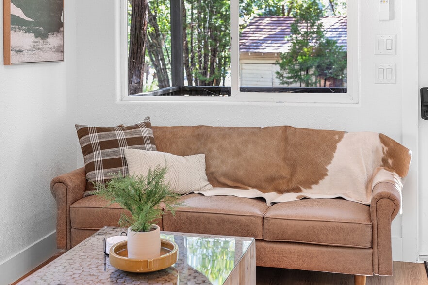 More Photos Of 4727 Dunsmuir Ave, Dunsmuir Hotel For Sale