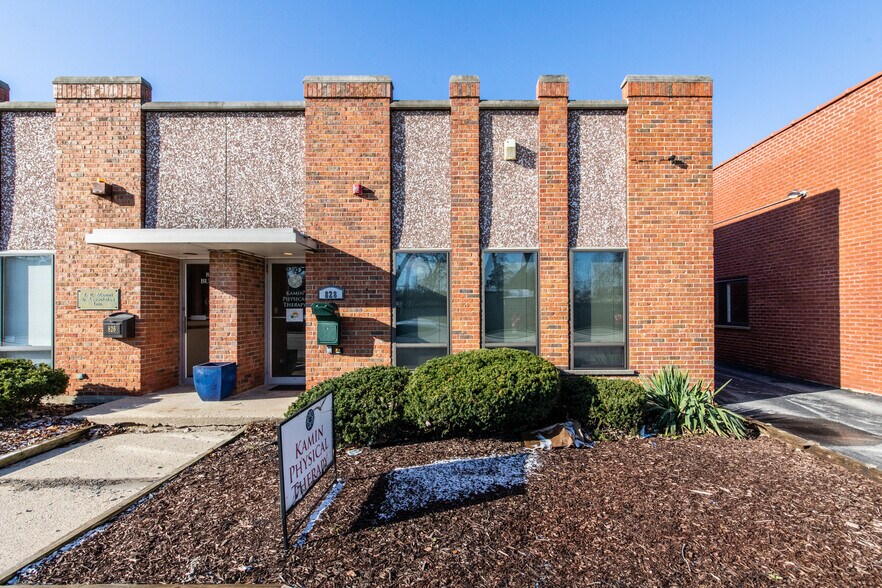More Photos Of 828 Busse Hwy, Park Ridge Office For Sale