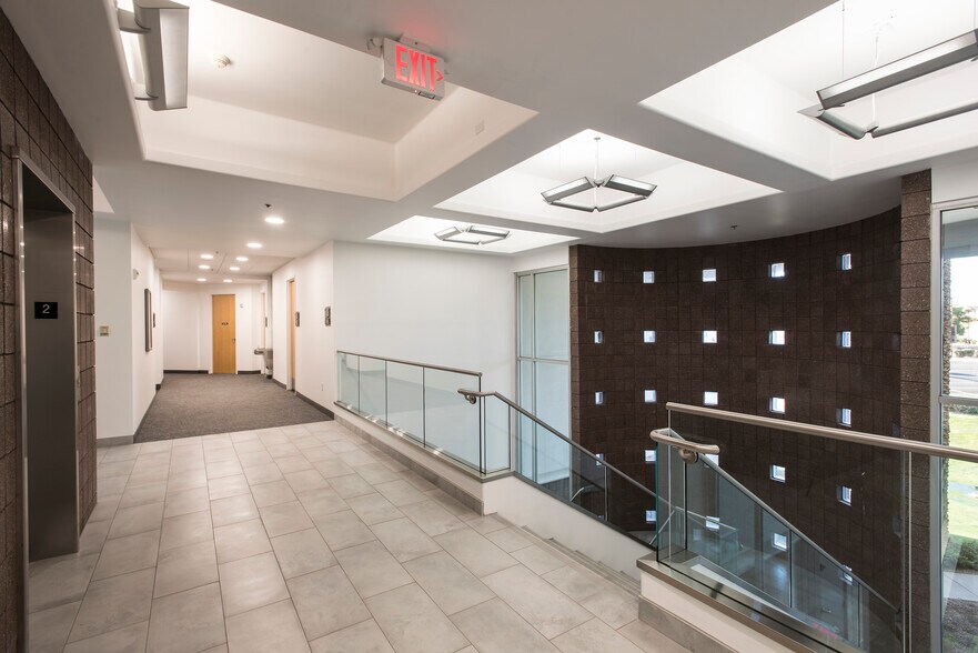 More Photos Of 950 W Elliot Rd, Tempe Unknown For Lease