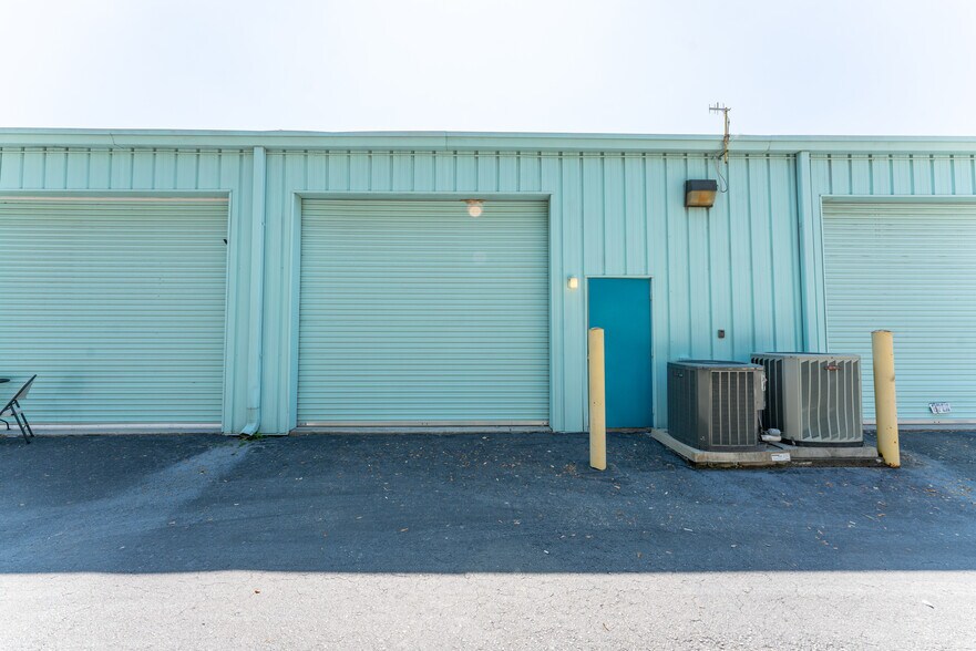 More Photos Of 999 Cattlemen Rd, Sarasota Freestanding For Lease