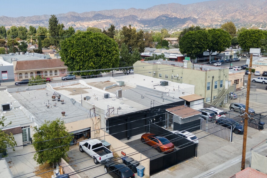 More Photos Of 1612 Magnolia Blvd, Burbank Storefront For Sale