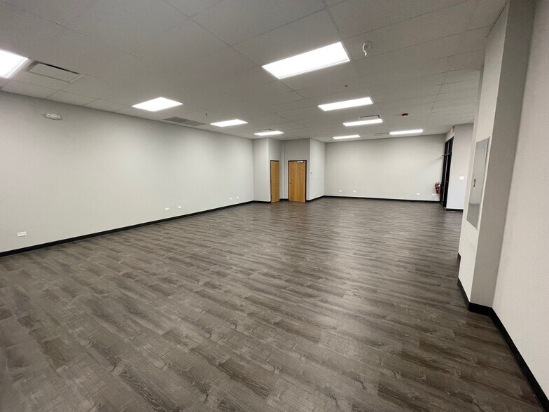 More Photos Of 731 S Route 21, Gurnee Office For Sale