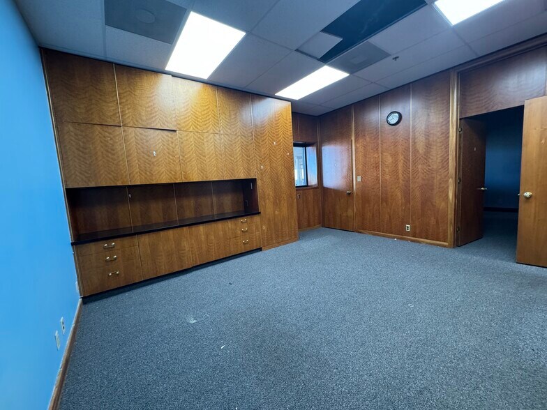 More Photos Of 1941 S 42nd St, Omaha Office For Lease