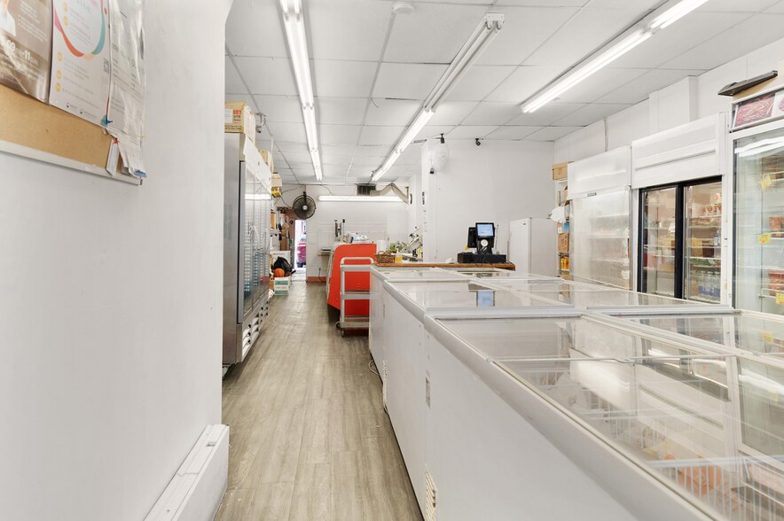 More Photos Of 676 Bloor St W, Toronto Storefront Retail Residential For Sale