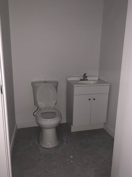 More Photos Of 1584 Jerome Ave, Bronx General Retail For Lease