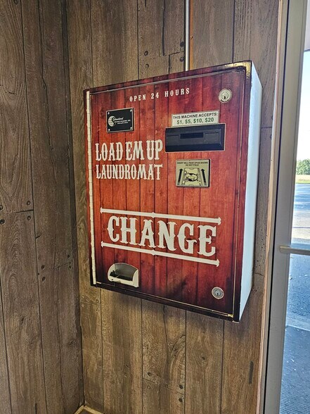 More Photos Of 512 W Egyptian Ave, Christopher Bar For Sale