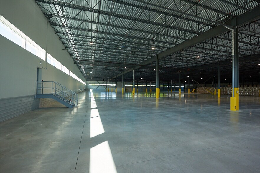 More Photos Of 8000 Av Blaise-Pascal, Montréal Distribution For Lease