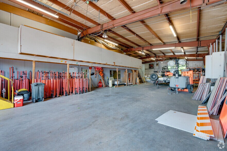 More Photos Of 2333-2337 Delante St, Haltom City Warehouse For Sale