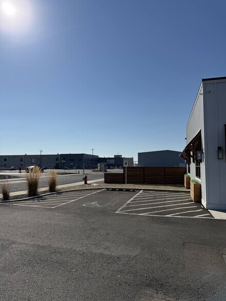 More Photos Of 101 W Northstone Pky, Zillah Freestanding For Lease