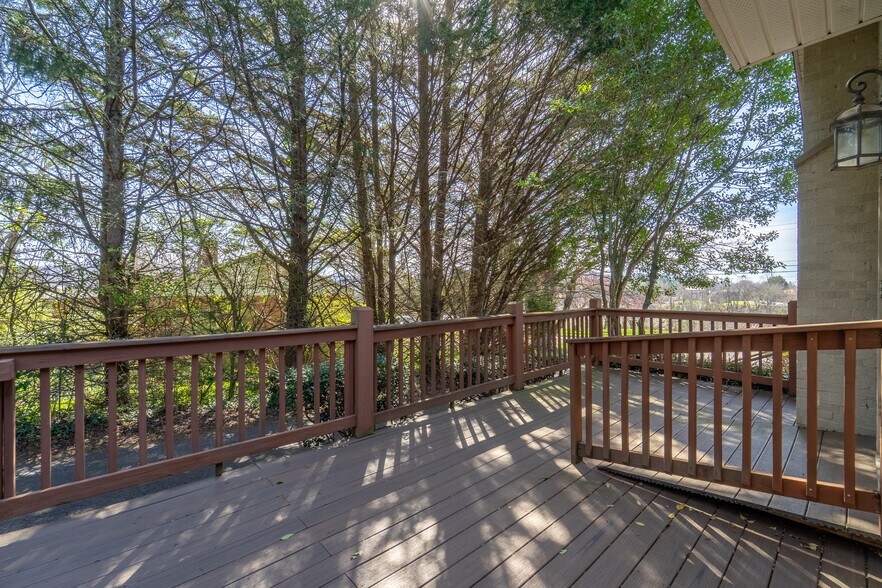 More Photos Of 156 White Oak St, Franklin Medical For Sale