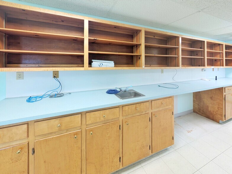 More Photos Of 1208 E Main St, Luray Flex For Sale