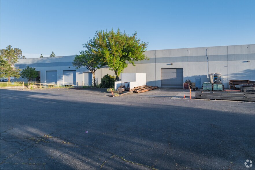 More Photos Of 907 Cotting Ln, Vacaville Manufacturing For Sale