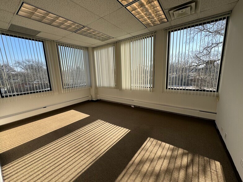 More Photos Of 121 S Wilke Rd, Arlington Heights Medical For Lease