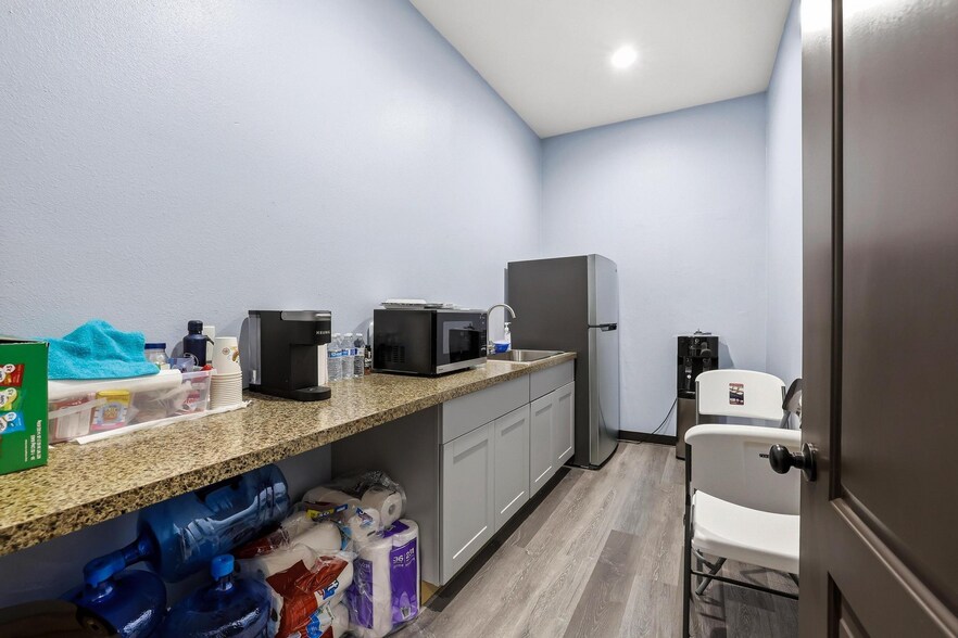 More Photos Of 3301 S State Highway 121, Bonham Showroom For Sale