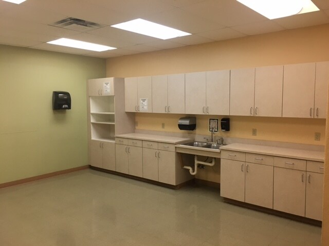 More Photos Of 11500 Pellicano Dr, El Paso Showroom For Lease