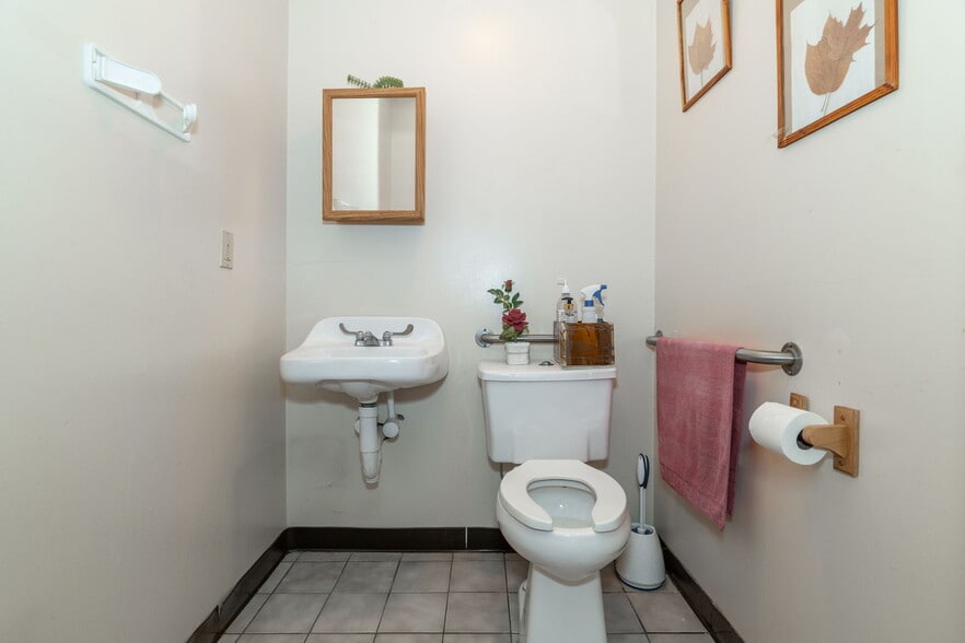 More Photos Of 46 Columbia St, Albany Office For Sale