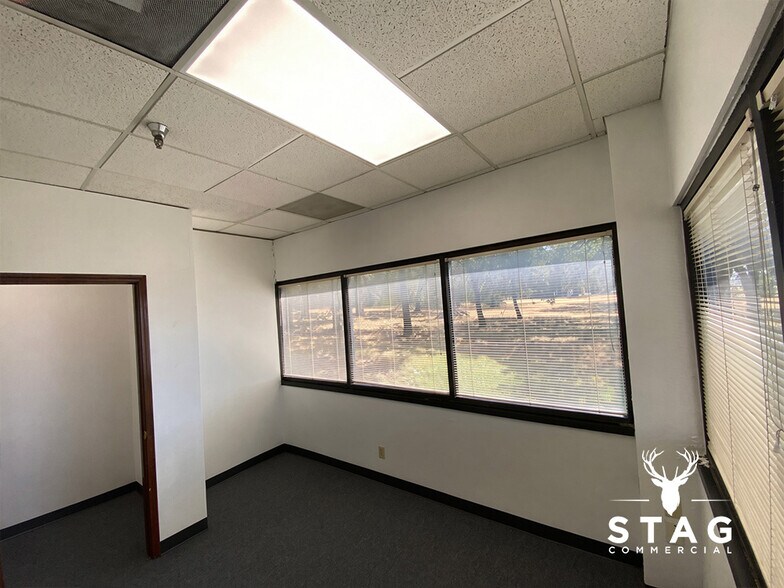 More Photos Of 3901 Airport Fwy, Bedford Office For Lease