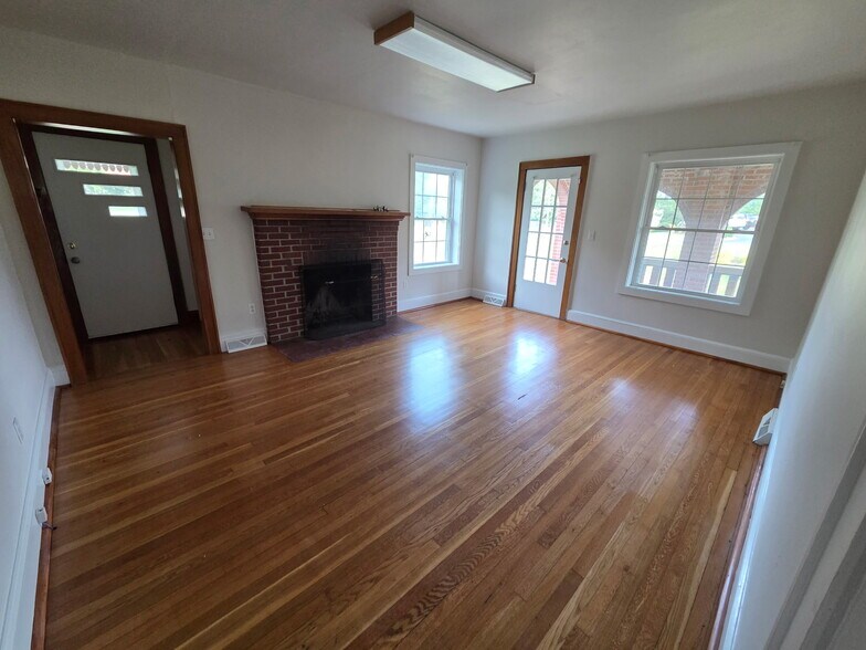 More Photos Of 5335 Airport Rd NW, Roanoke Storefront Retail Office For Lease