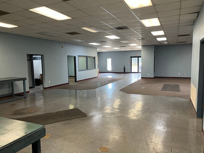 More Photos Of 107 E Austin St, Port Lavaca Distribution For Sale