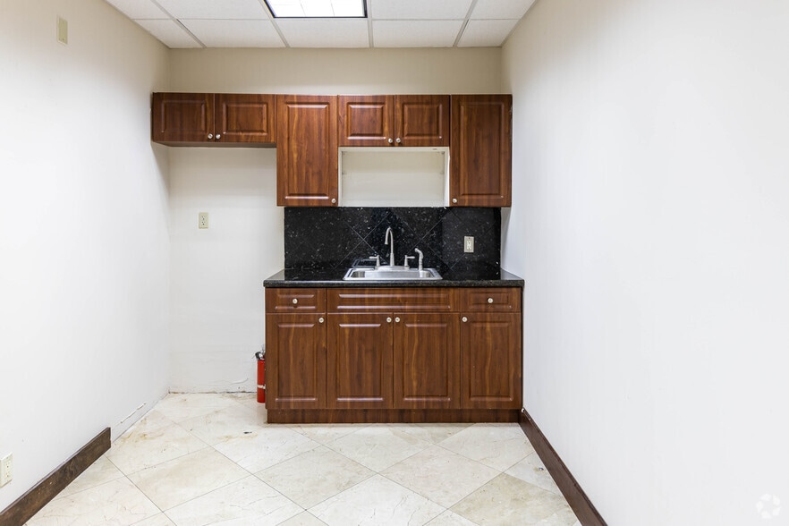 More Photos Of 2500 E Hallandale Beach Blvd, Hallandale Beach Office For Lease