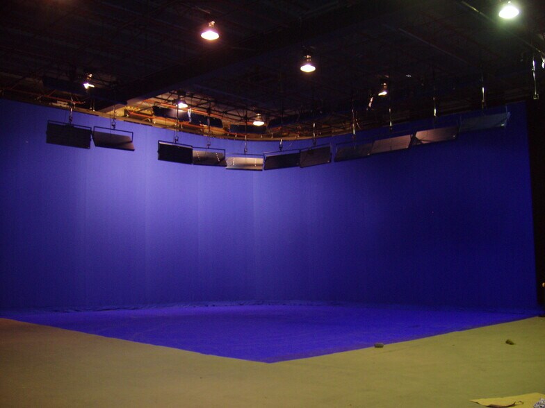 More Photos Of 140-144 Riverside Dr, North Vancouver Distribution For Sale