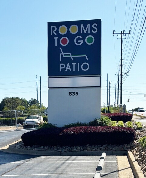 More Photos Of 835 Ernest Barrett Pky, Kennesaw Freestanding For Lease