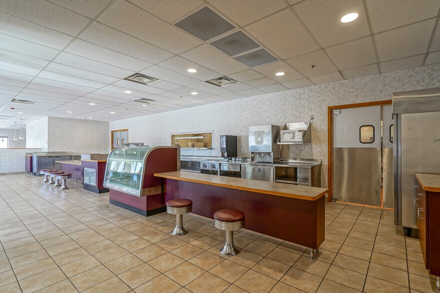 More Photos Of 3450 Gateway Dr, Grand Forks Restaurant For Lease