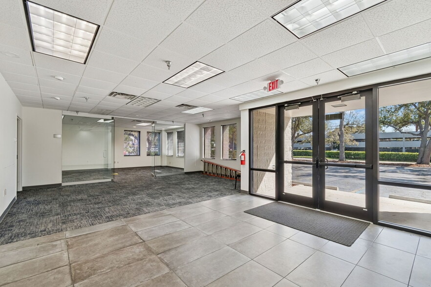 More Photos Of 4913 W Laurel St, Tampa Light Distribution For Lease