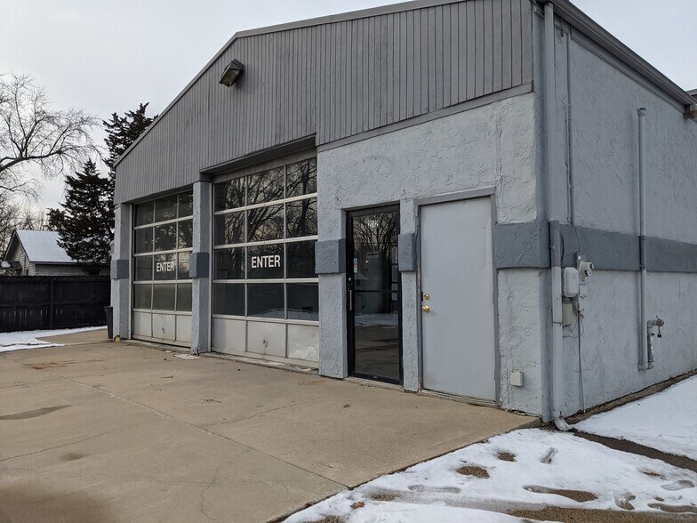 More Photos Of 212 S Kennedy, Bradley Auto Repair For Lease
