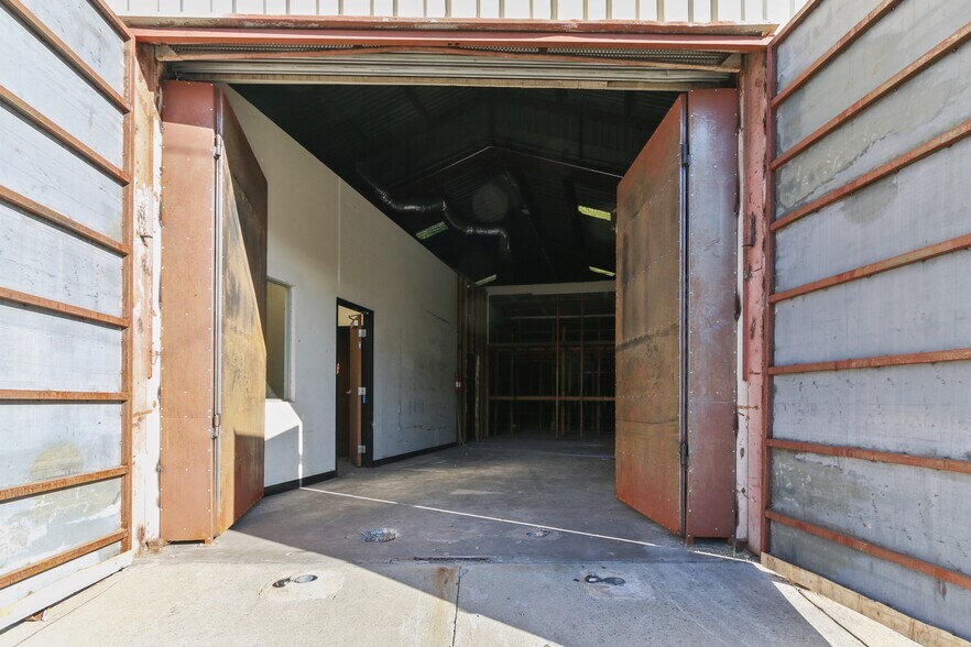 More Photos Of 1410-1412 Elwood St, Los Angeles Warehouse For Sale