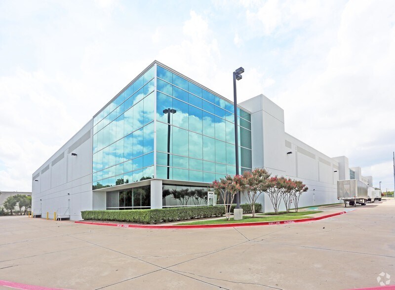 More Photos Of 8904 N Royal Ln, Irving Unknown For Lease