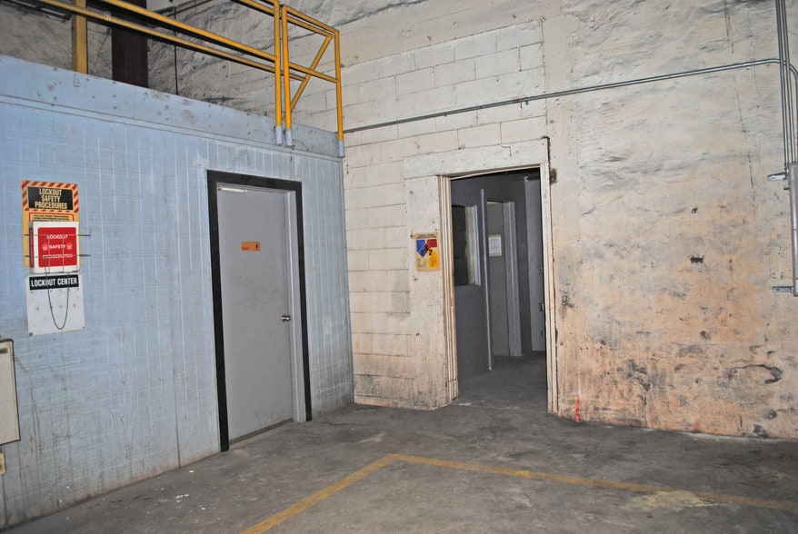 More Photos Of 223-227 S Main St, Wagoner Warehouse For Sale