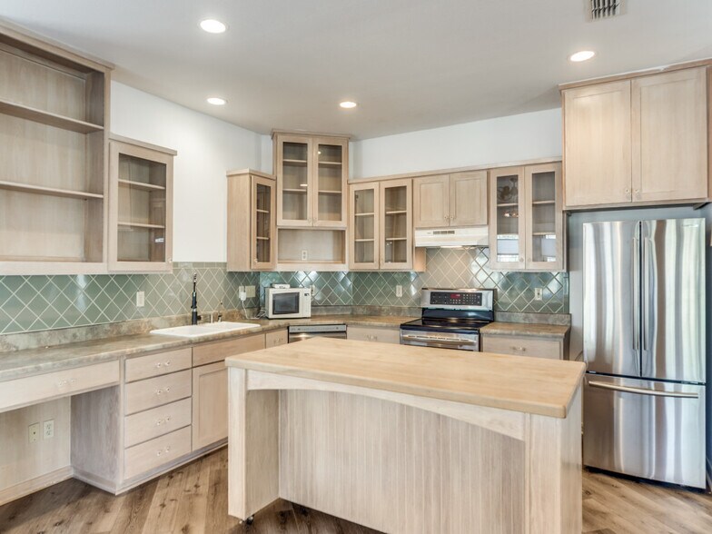 More Photos Of 106 Austin Dr S, Boerne Office Residential For Lease