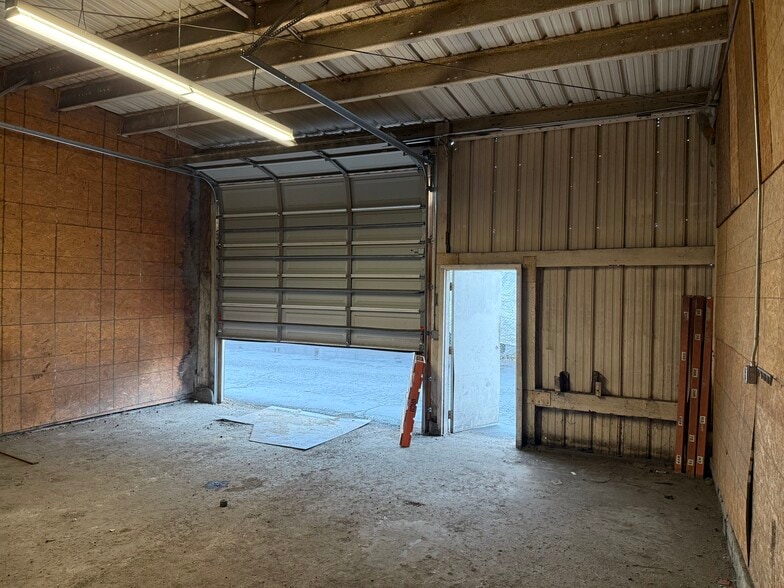 More Photos Of 5925 Payton Ave, Riverside Warehouse For Lease