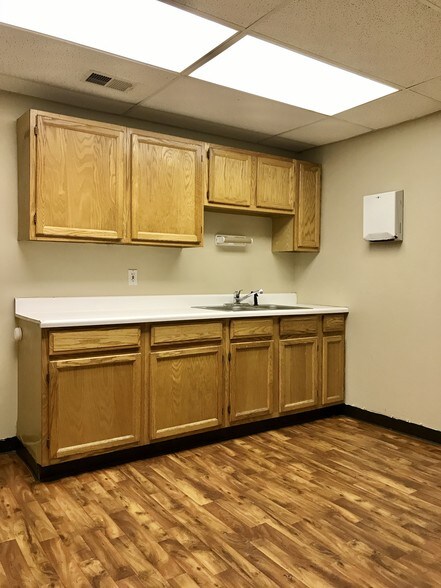 More Photos Of 3400 NW Vivion Rd, Riverside Office Residential For Lease