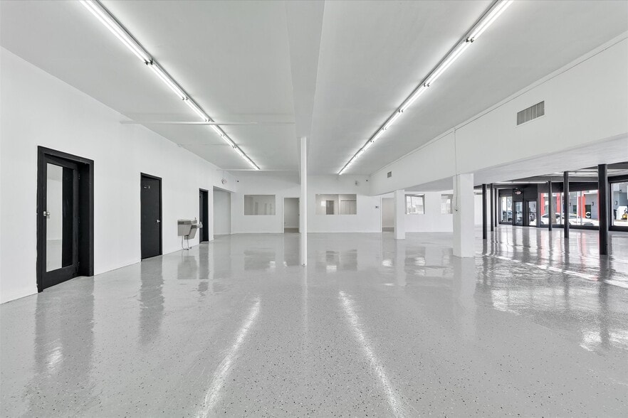 More Photos Of 1500 NW 36th St, Miami Storefront Retail Office For Lease