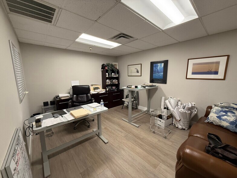 More Photos Of 7750 E Gelding Dr, Scottsdale Warehouse For Lease