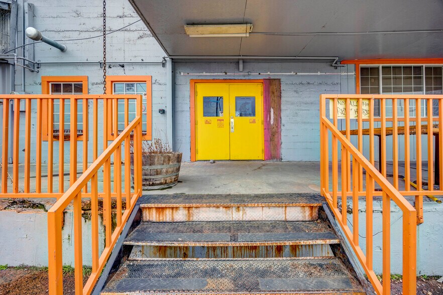 More Photos Of 206 N Benton St, Kennewick Warehouse For Lease